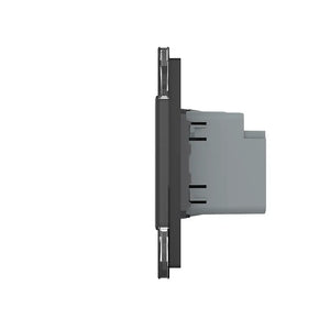 Frans inbouw stopcontact van Livolo in zwart met USB-A en USB-C aansluiting