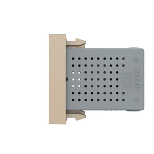Gouden dubbele USB laadmodule als geïntegreerd oplaadpunt in slaapkamer of werkplek