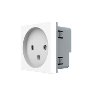 Witte ongeaarde wandcontactdoos met schroefaansluiting voor inbouwmontage