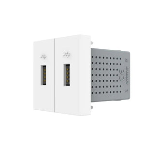 Witte USB wandlader met twee aansluitingen voor telefoon, tablet en andere USB-apparaten