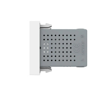 Witte dubbele USB laadmodule als geïntegreerd oplaadpunt in slaapkamer of werkplek