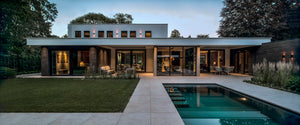 Buitenzijde van de smart home villa in Noord-Brabant overdag met tuin en moderne architectuur