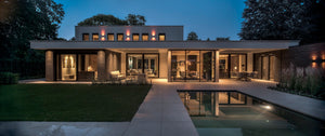 Smart home villa in Noord-Brabant in de avond met verlichte gevel, tuin en buitenverlichting
