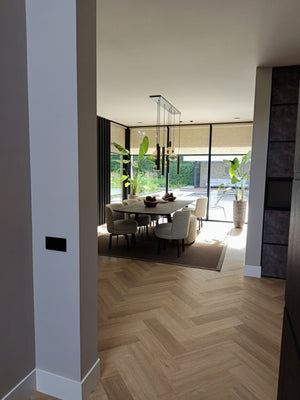 Slimme Livolo schakelaars, dimmers en verlichting verbonden binnen de smart home villa in Noord-Brabant