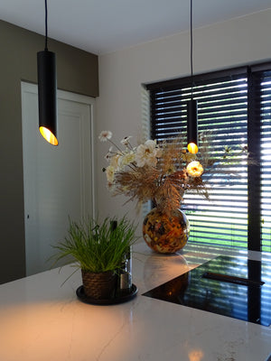 Zwarte Livolo hanglamp met goudkleurige binnenzijde als warm lichtaccent in de villa
