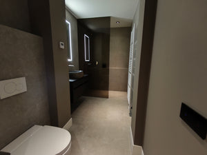 Slaapkamer in de villa met zwarte Livolo schakelaars en dimbare verlichting