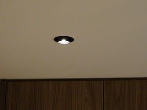 Aansluitende badkamer met dimbare Livolo verlichting en zwarte schakelaars