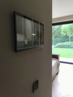 Smart home display op tablet met Livolo Home App voor centrale bediening van de villa in Noord-Brabant