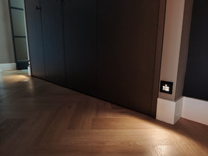 Zwarte sensorverlichting langs de looproute in de villa voor licht bij beweging in het donker