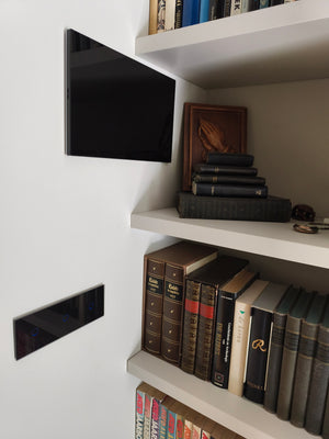 Tablet met Livolo Home App voor centrale bediening van slimme verlichting, dimmers en scènes