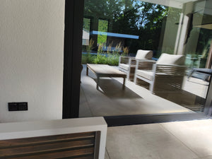 Buitenzitgedeelte met dubbele zwarte Livolo IP44 wandcontactdoos onder de overkapping