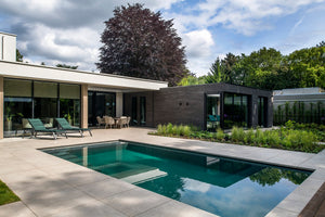 Overkapping van de villa met witte verdiepte Livolo LED-inbouwspots